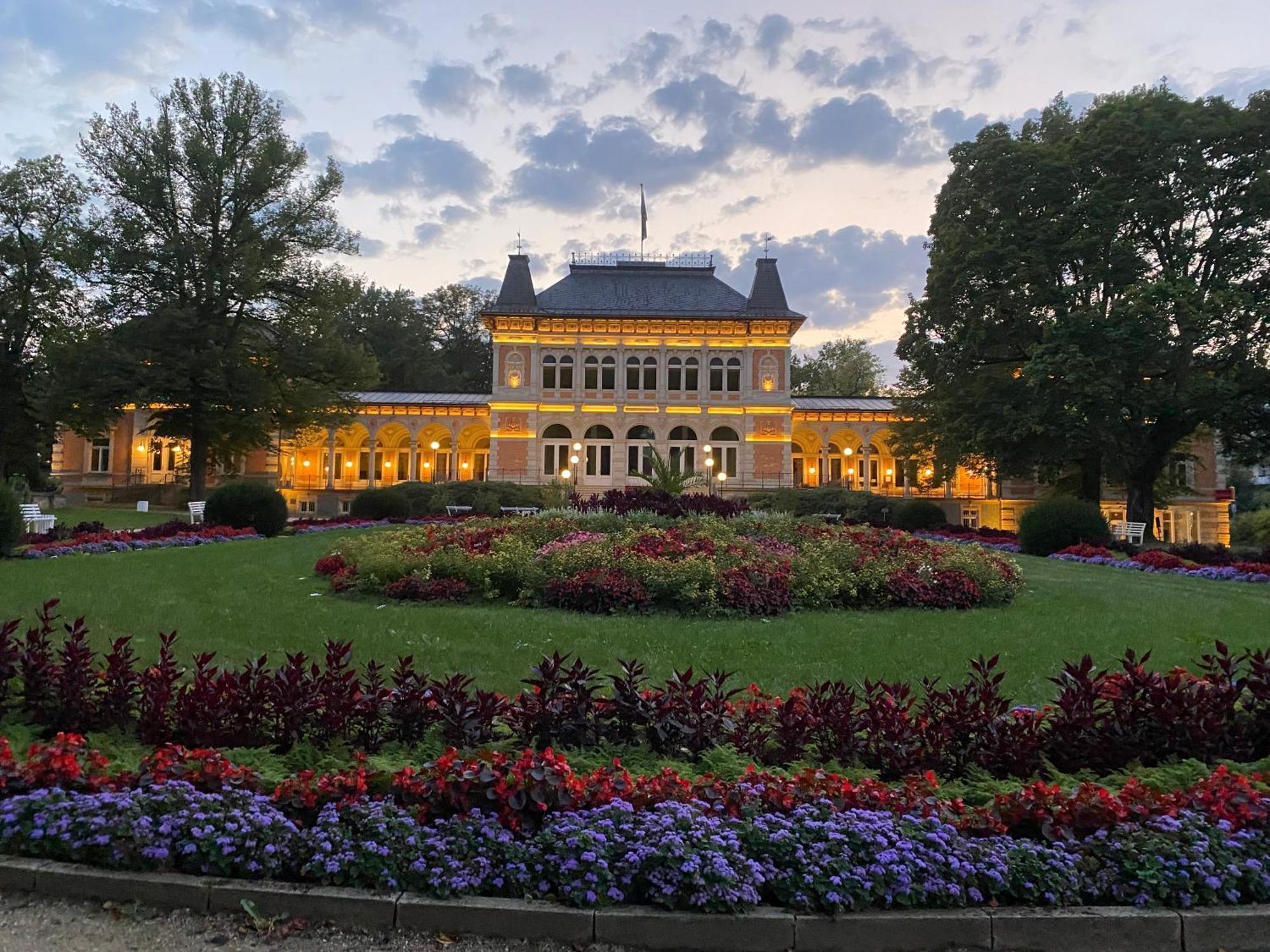Fewo Roland Ranft Direkt Am Kurpark Barrierearm 60Qm Bad Elster Exterior photo